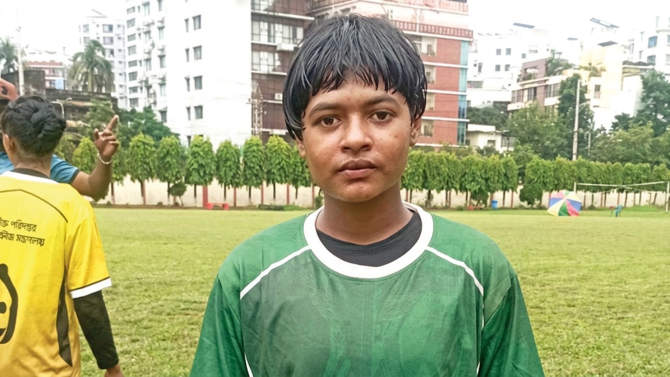 কৃষি কাজ ফেলে মাঠে ফুটবল: কিশোরী ফুটবলার ফারিহার অদম্য ইচ্ছার গল্প
